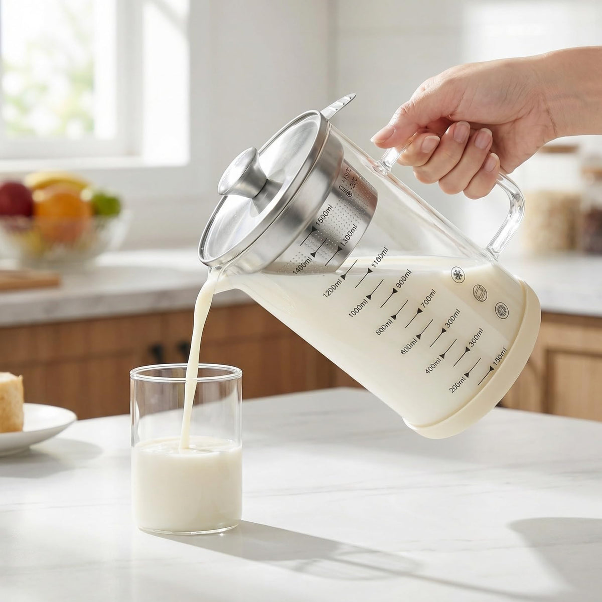 Kichvoe 1.5L Glass Pitcher with Fine Mesh Strainer & Scale: Bacon Grease Container Food Strainer Soy Milk Filter Teapot with Lid For Oil Milk Juice Water Tea Beverages